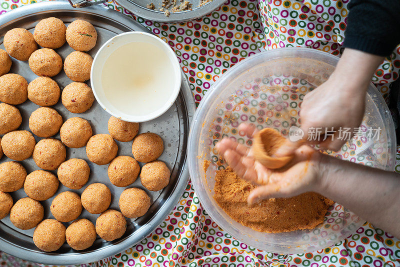 妇女手准备填充肉丸的特写照片