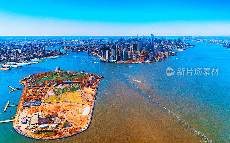 鸟瞰图上的总督岛和曼哈顿纽约市反射