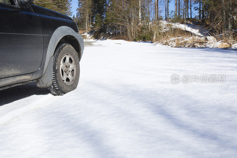 在冬天的森林里把车停在雪地上