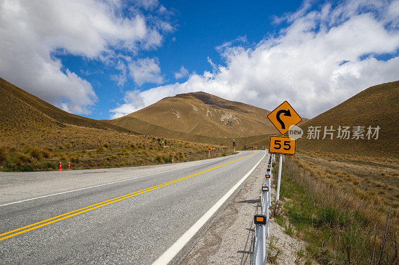 新西兰南岛林迪斯山口干燥干燥的山坡