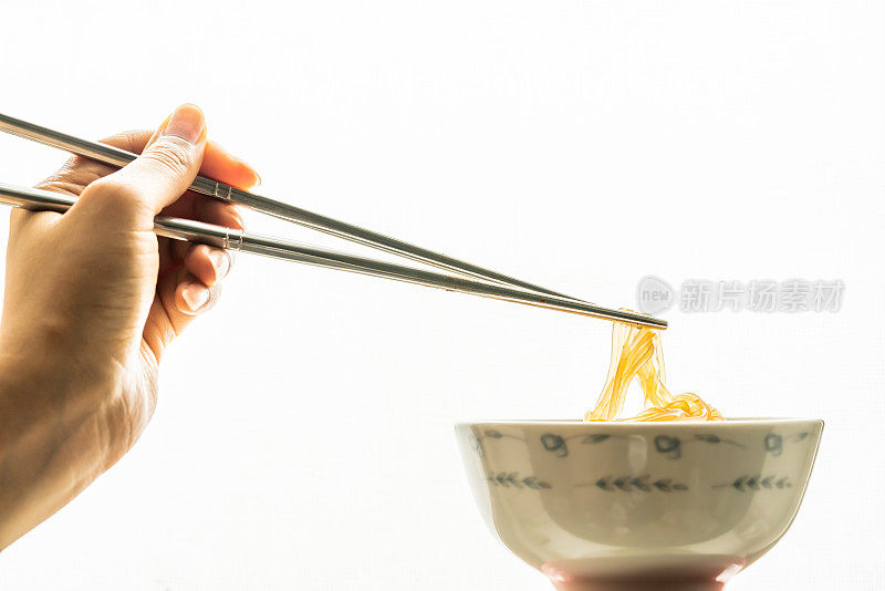 中国方便面，用筷子在碗里吃方便面