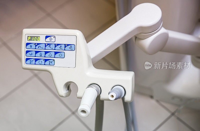口腔唾液喷射器。牙科诊所的牙科设备。牙科医生的一天