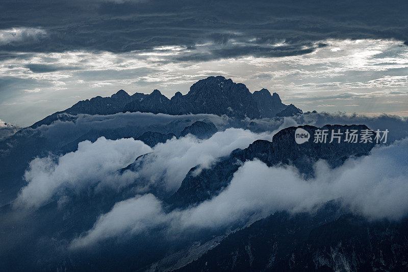 从芒加特山看Montaž和Viš，意大利阿尔卑斯山，Primorska，朱利安阿尔卑斯山，斯洛文尼亚，欧洲山脉的山脊和山峰的层层剪影