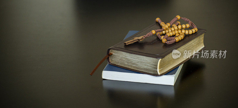 教堂黑色书桌上的圣经和木制十字架，准备学习基督教圣经-网页标题的全景横幅