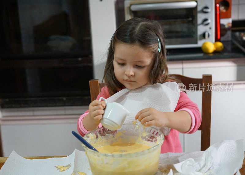 美丽的小女孩在隔离期间做饭。