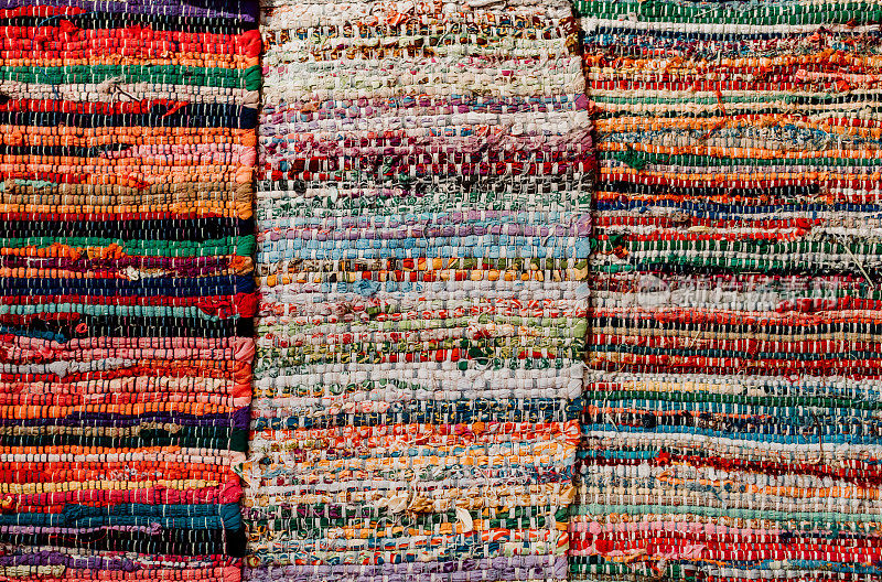 充满活力的彩色抹布地毯与纹理和颜色有趣的背景