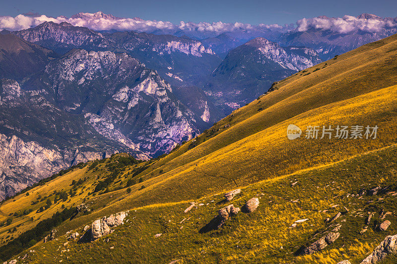 意大利加尔达湖的巴尔多山-马尔切辛山上起伏的高山景观