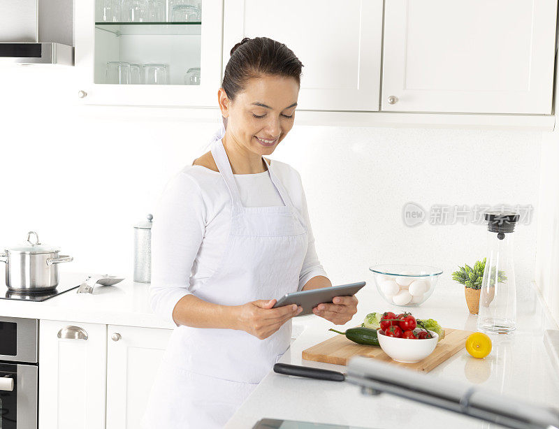 白人妇女使用数字平板电脑食谱