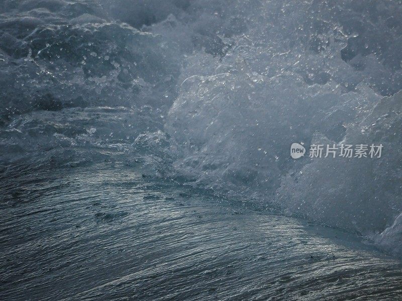 海浪顶破和泡沫