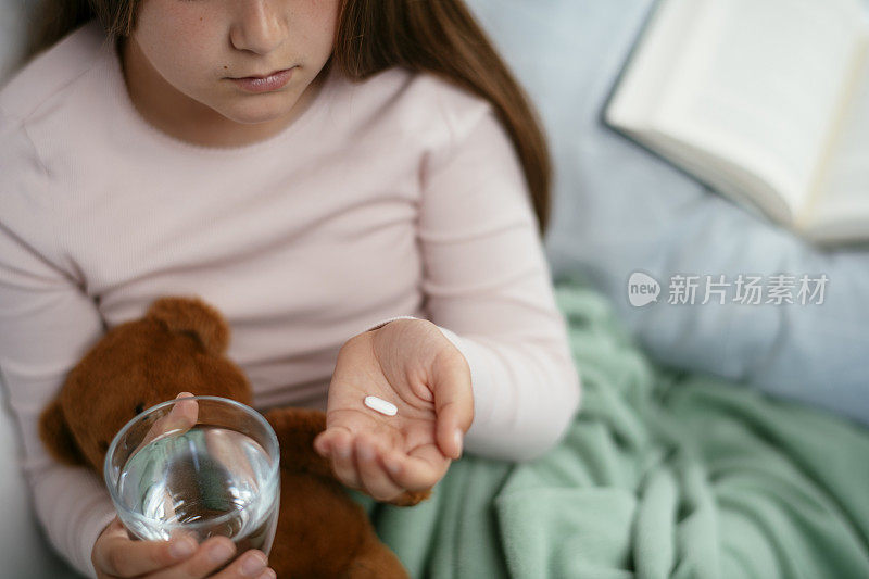 生病的小女孩拍了一张药库照片。