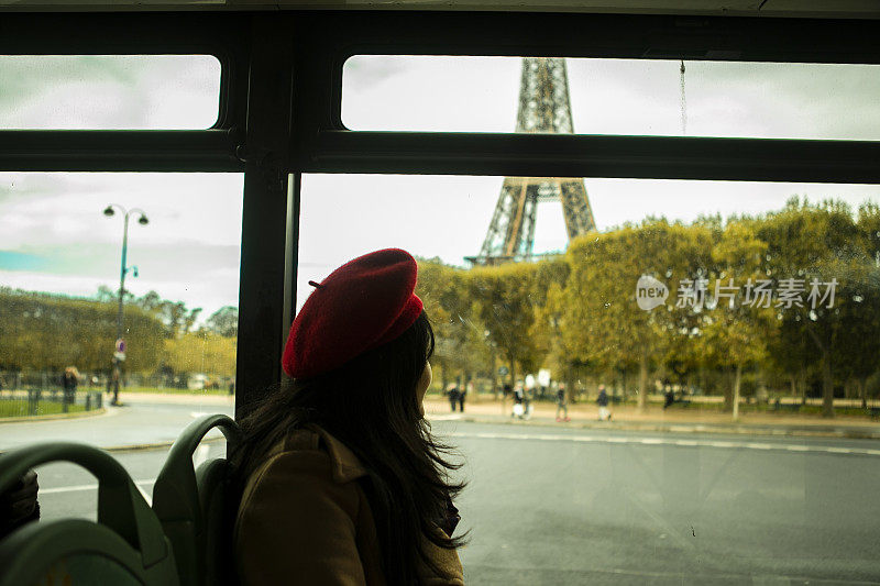 亚洲游客坐在巴黎埃菲尔铁塔的巴士上