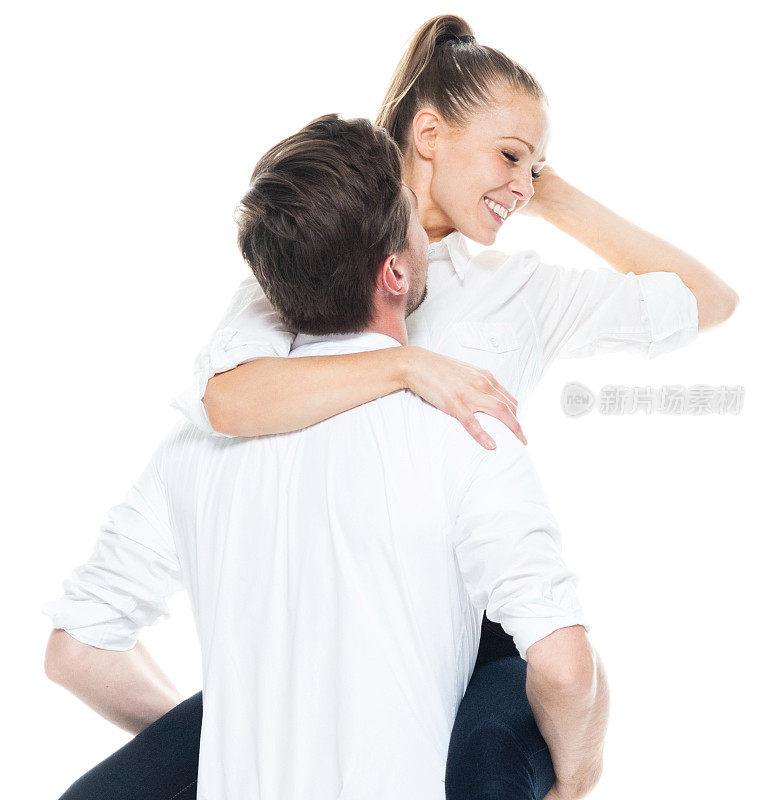 白人年轻男性女商人在白色背景前跳舞穿着漂亮的休闲装