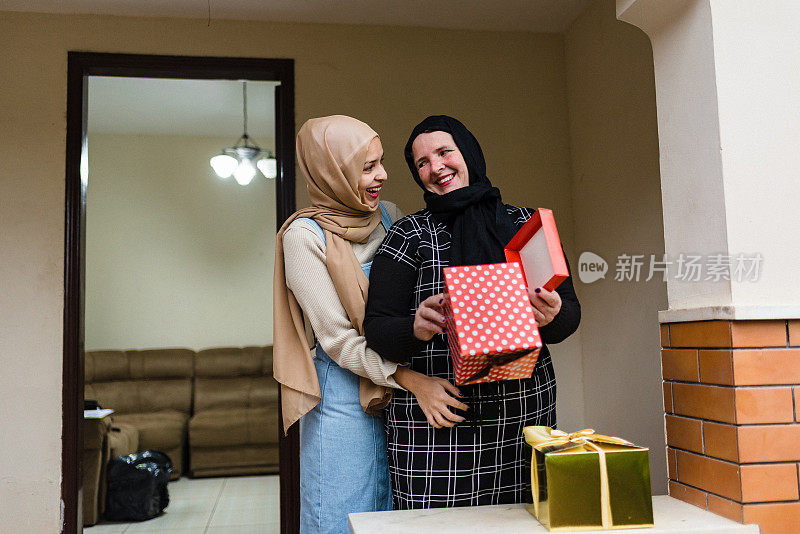 快乐的穆斯林母亲收到礼物