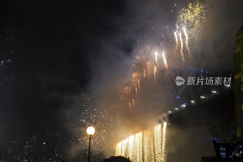 悉尼海港大桥在2020年新年前夜的烟花欢迎秀上