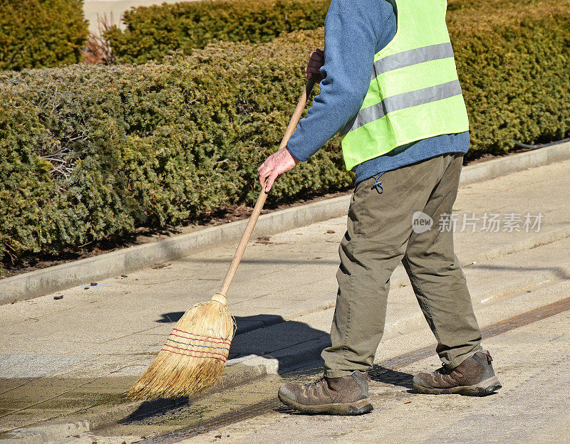 街道清洁工在路上工作
