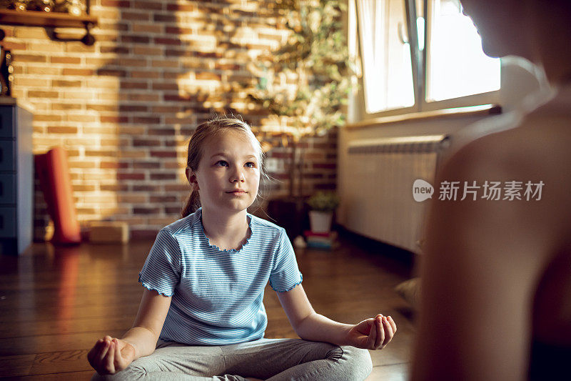 母亲和女儿在做瑜伽