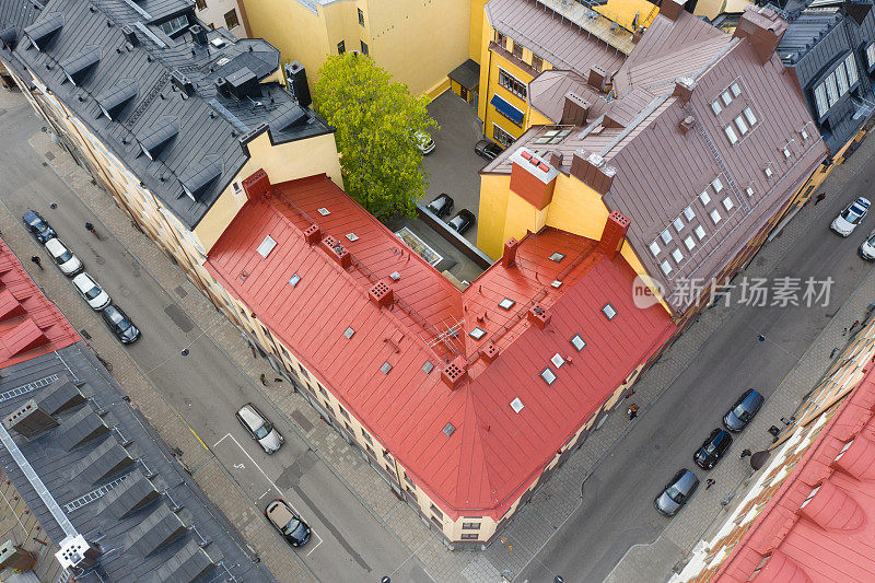 角落，从空中俯瞰斯德哥尔摩的道路交叉口和公寓楼，Östermalm