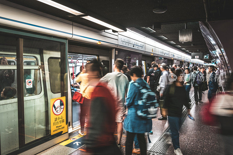 在香港的地铁站或地铁站乘坐地铁的人