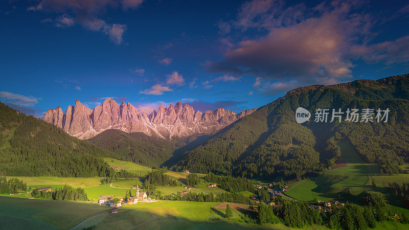 意大利阿尔卑斯山Dolomites，田园诗般的圣玛格达莱纳风景和日落教堂