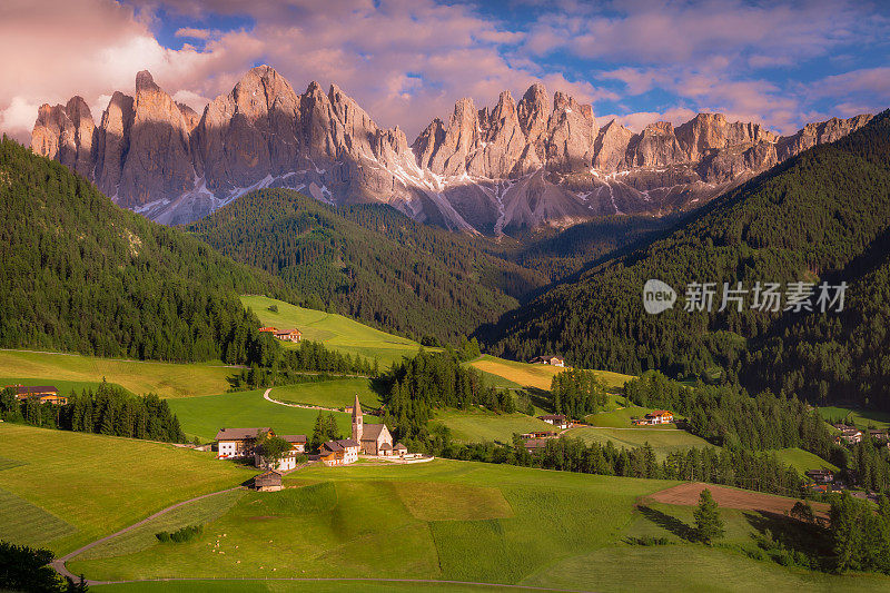 意大利阿尔卑斯山Dolomites，田园诗般的圣玛格达莱纳风景和日落教堂