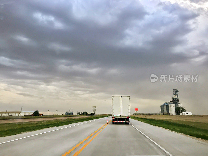 美国西部乡村州际公路上的货物运输长途半挂车