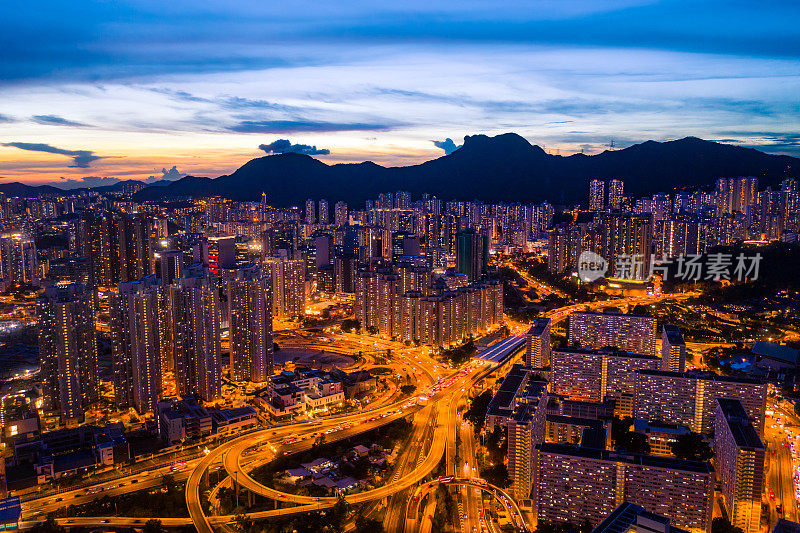 九龙之夜鸟瞰图，街道及公路上的灯光