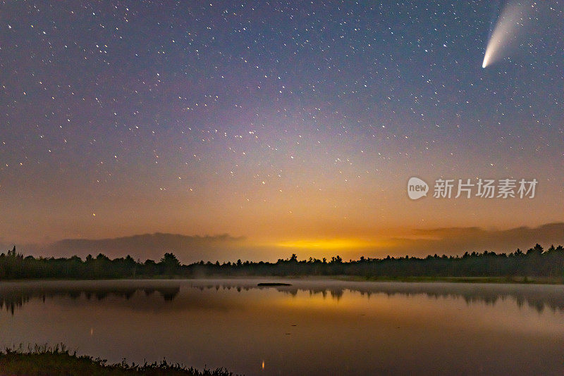 加拿大格雷文赫斯特，托伦斯·巴伦斯暗天保护区，日落后黑暗的夜空中的Neowise彗星