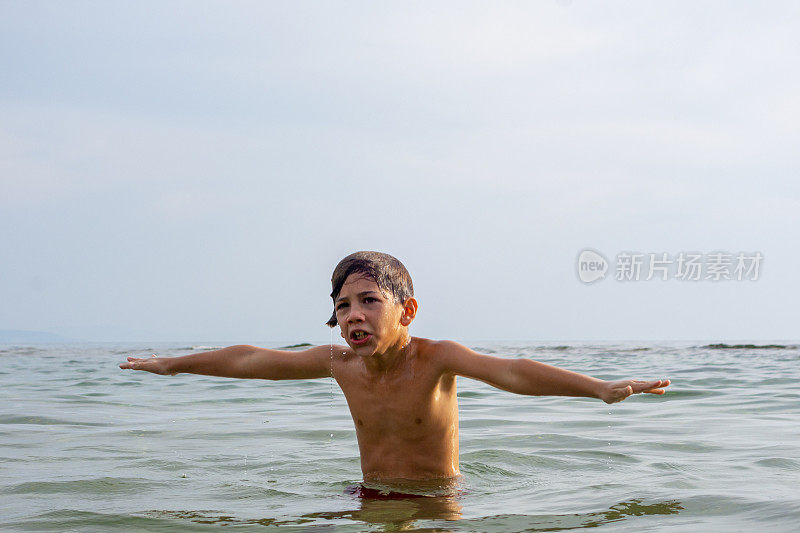 男孩夏天的乐趣在海上