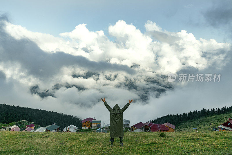 男人在湖上钓鱼从时间雨衣时间神秘危险戟