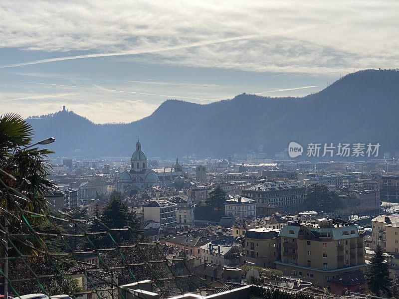 美丽的城市和山景