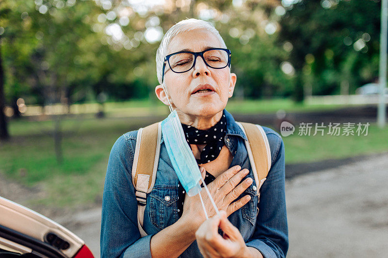 一位呼吸困难的老年妇女的肖像