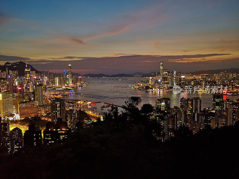 黄昏时的香港城市景观，宝马山山顶