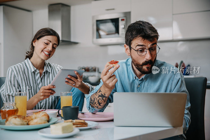 我们的早餐，我们的探索，享受他们的例行公事