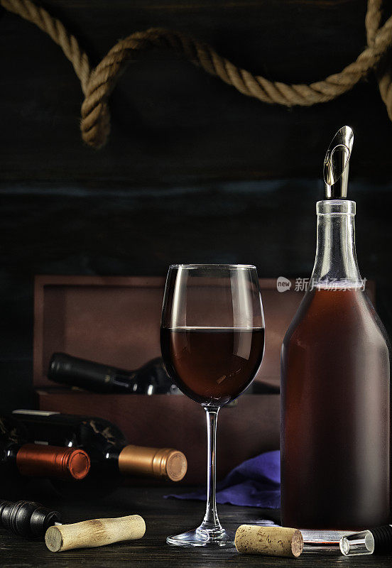低调的红色酒瓶和杯子在一个质朴的航海环境酒吧
