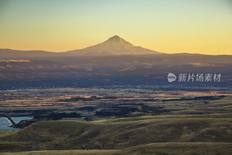 俄勒冈州胡德山的夏季日落