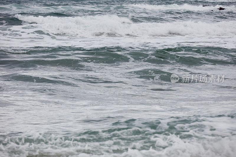 海浪在海里