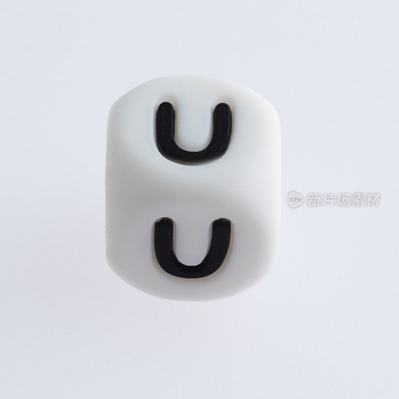 骰子与字母U在白色的背景