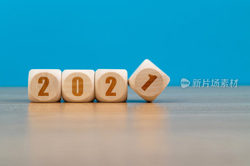 摆在桌上的是2021号木块