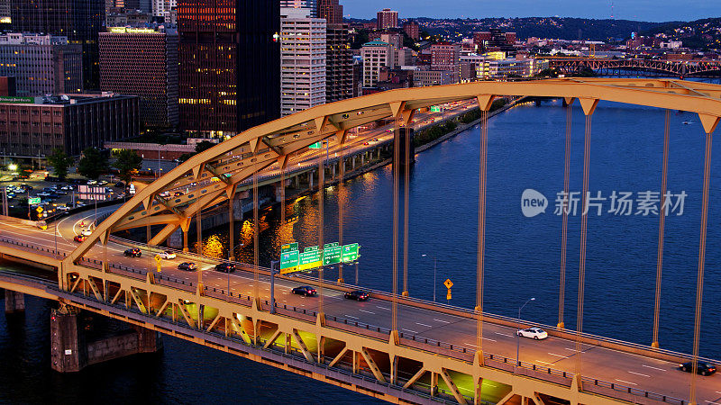 傍晚交通在皮特堡桥和匹兹堡市中心-无人机拍摄