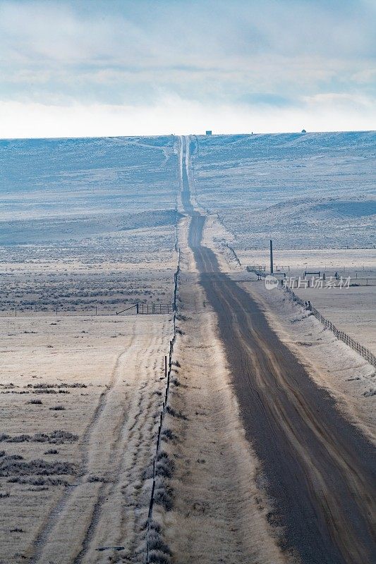 有雾和山脉背景的乡村道路