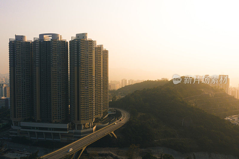 无人机在雾天的城市建筑视图