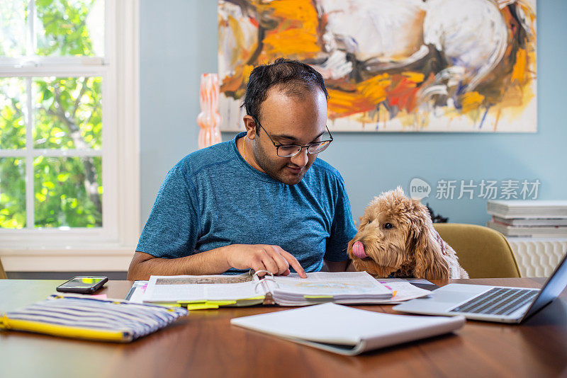 2019冠状病毒病期间，印度成年学生在餐桌上在家学习