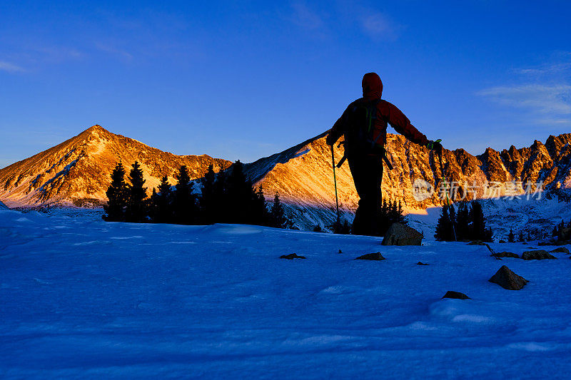 滑雪旅游与戏剧性的山风景