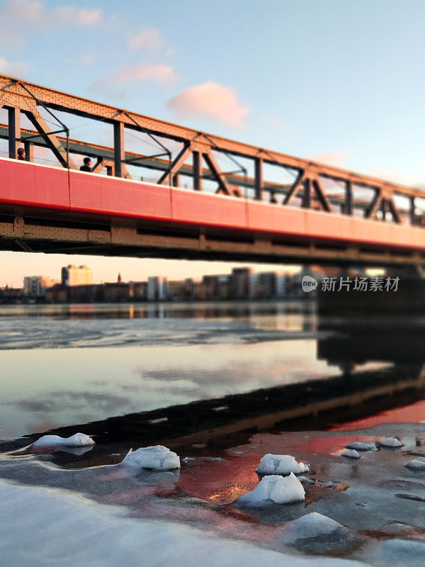 冬季海滨公园与红色人行桥