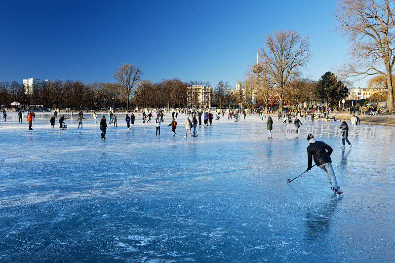 冬天的乐趣和在古龙水结冰的湖面上滑冰