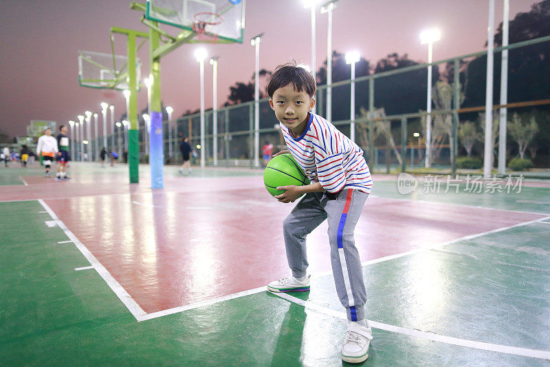 亚洲男孩打篮球
