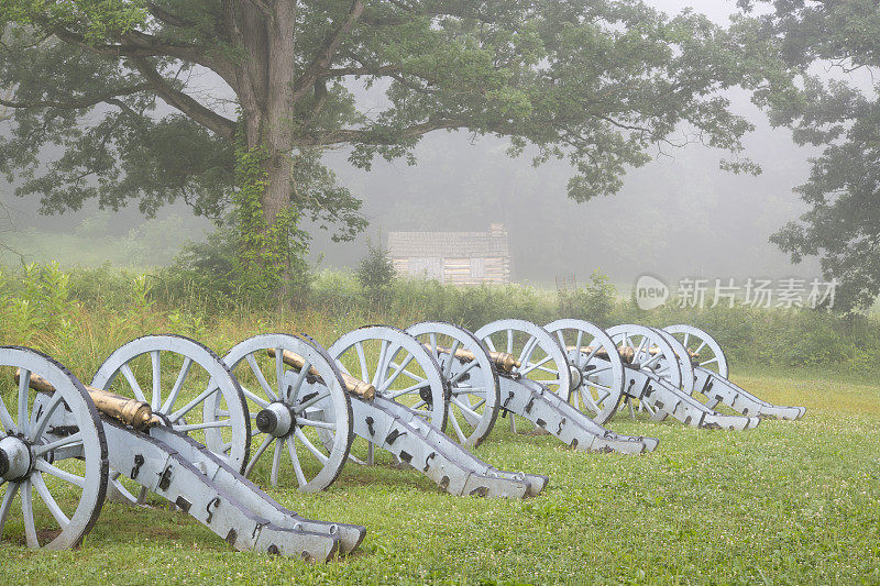 雾气蒙蒙的早晨，福吉谷国家历史公园里的大炮