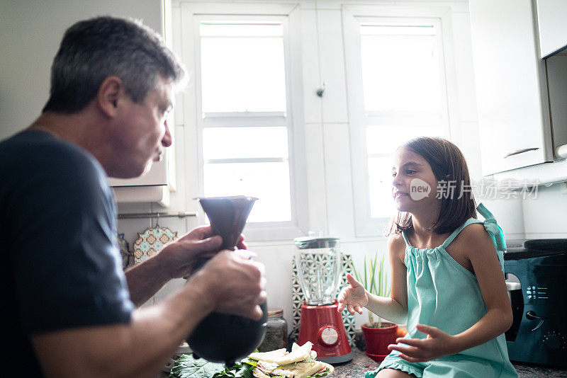 父亲和女儿在家煮咖啡