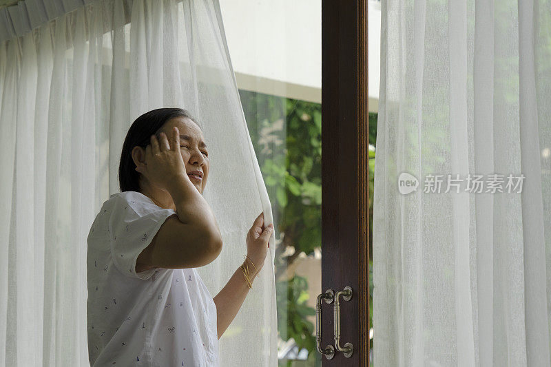 年长的女人呆在家里