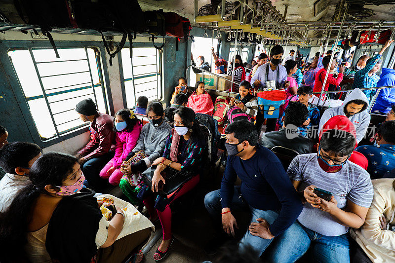 在印度西孟加拉邦加尔各答的印度铁路上旅行